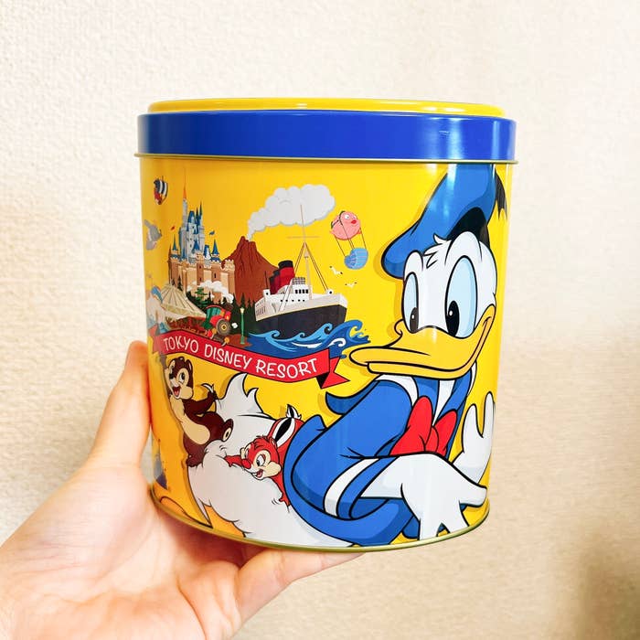 東京ディズニーランドのおすすめお土産「チョコレートクランチ 缶 ドナルド チップ&デール」