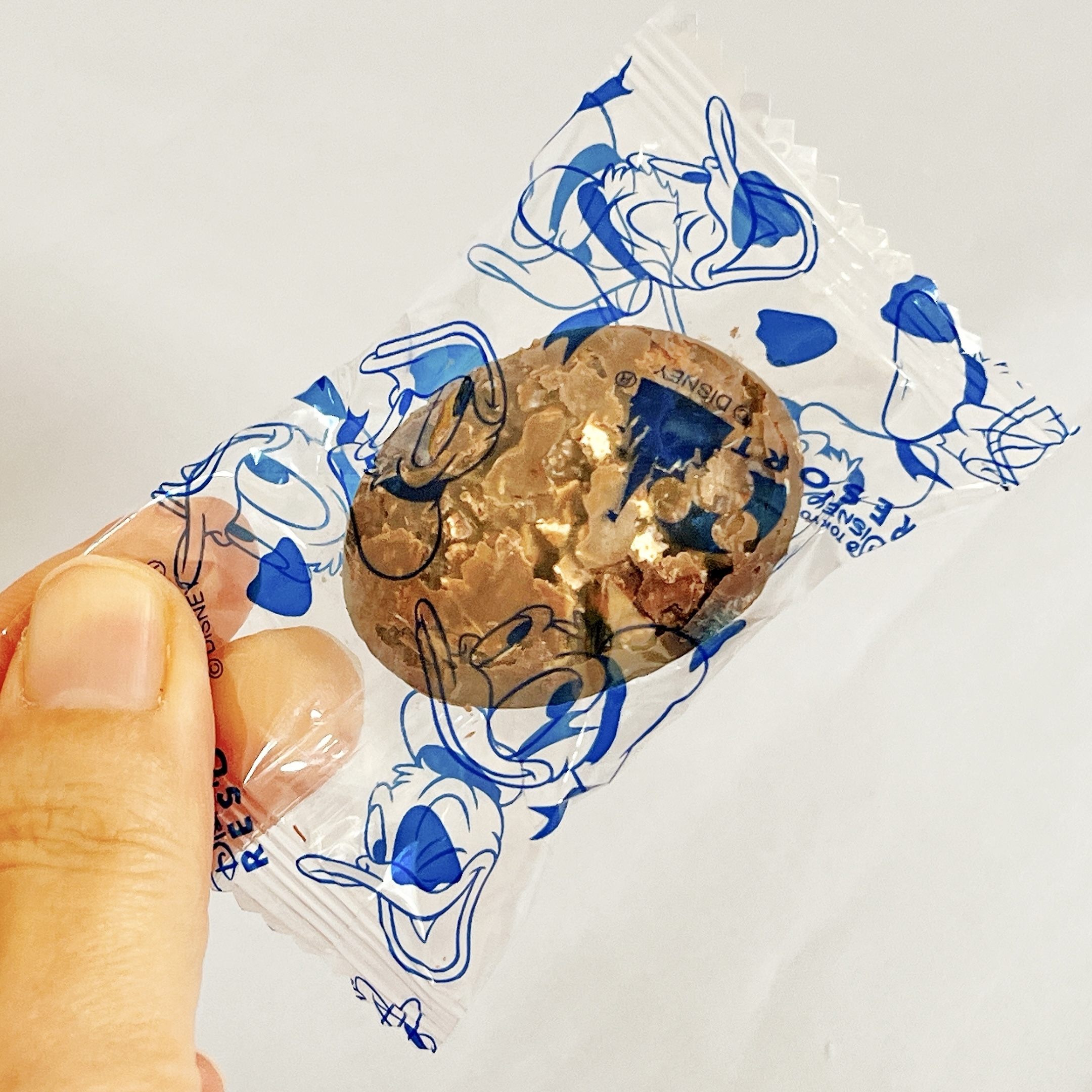 東京ディズニーランドのおすすめお土産「チョコレートクランチ 缶 ドナルド チップ&デール」