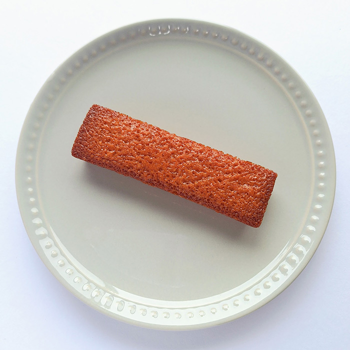 ファミマのおすすめスイーツ「焦がしキャラメルのスティックフィナンシェ」