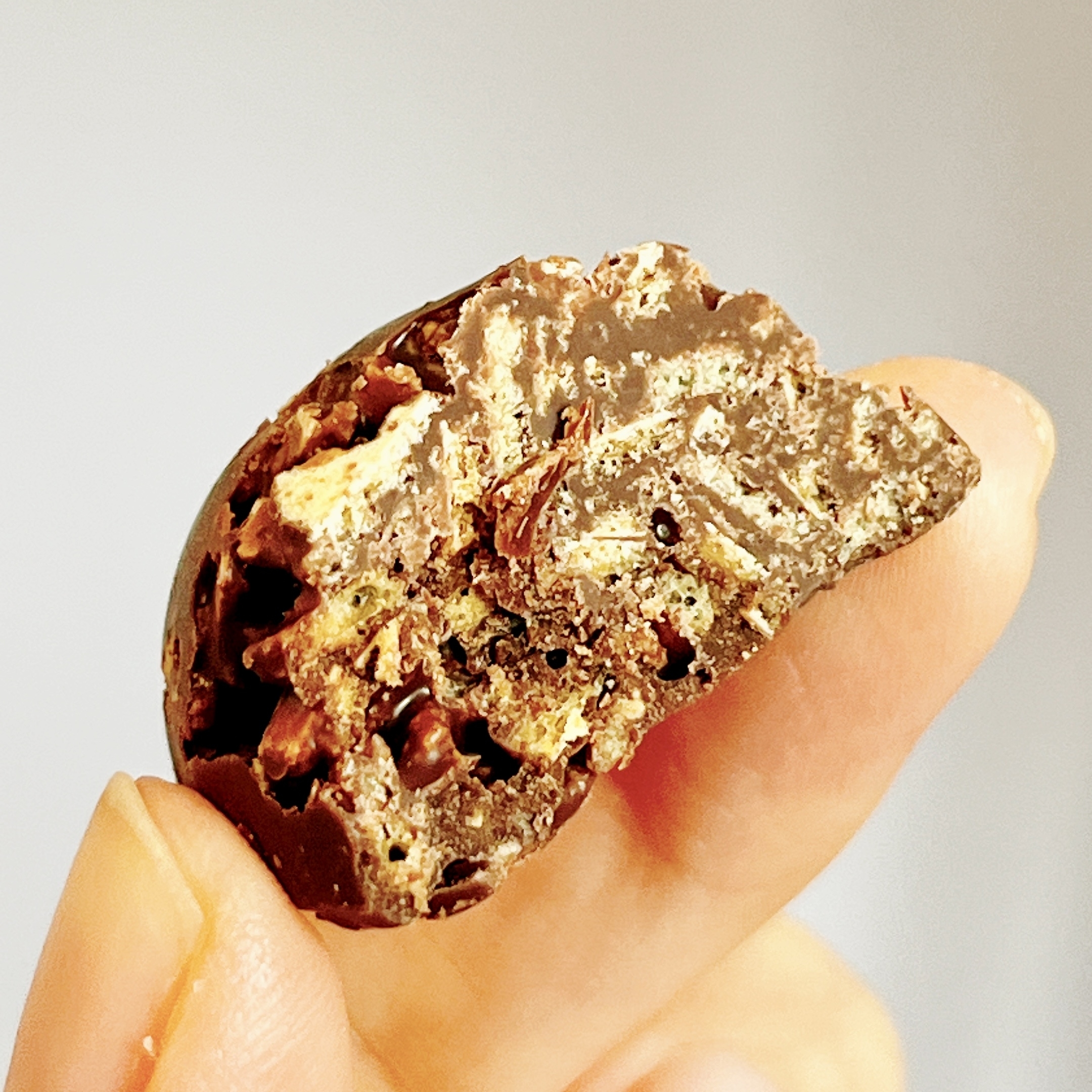 東京ディズニーランドのおすすめお土産「チョコレートクランチ 缶 ドナルド チップ&デール」