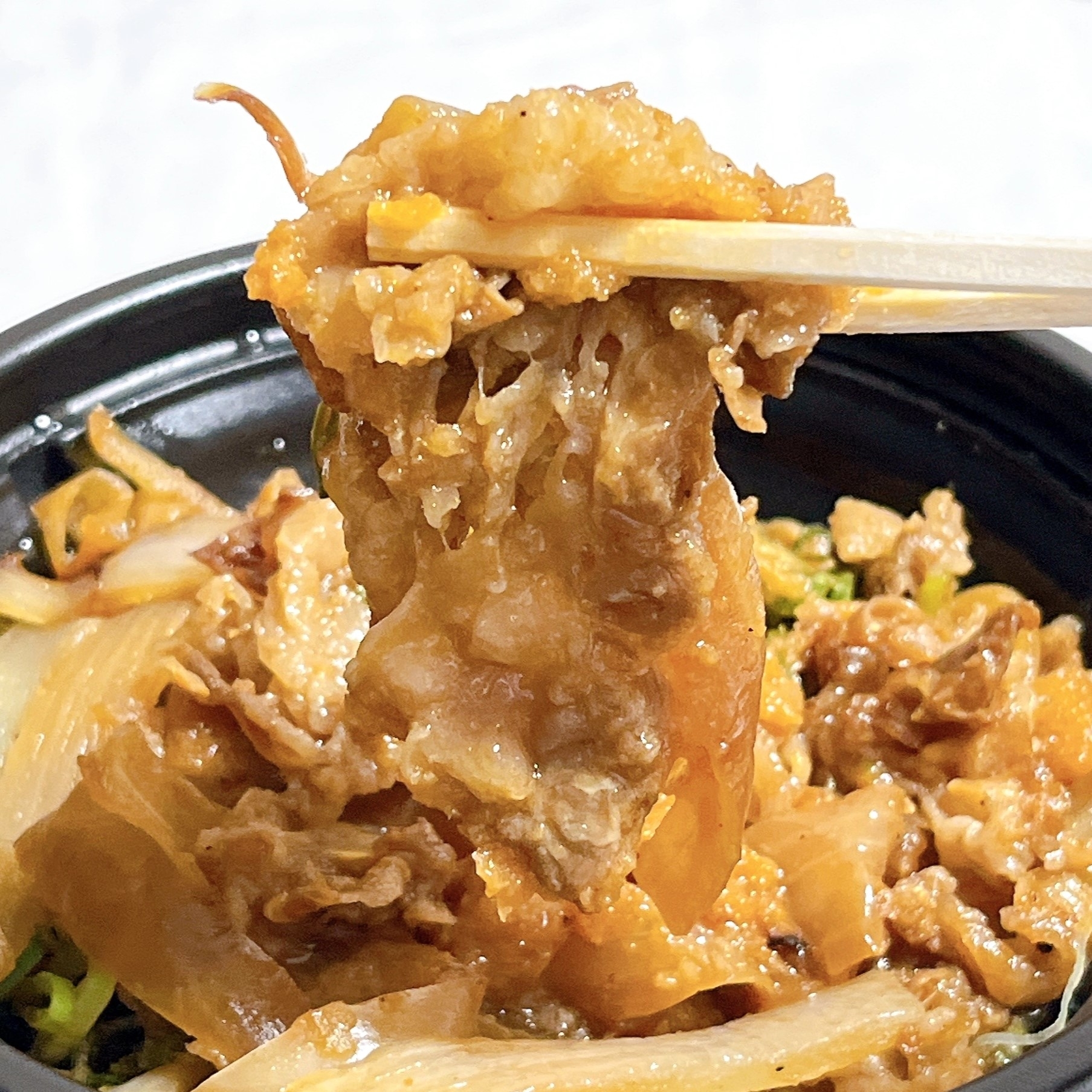 松屋のオススメのメニュー「ネギたっぷり牛肉のエスニック炒め定食」