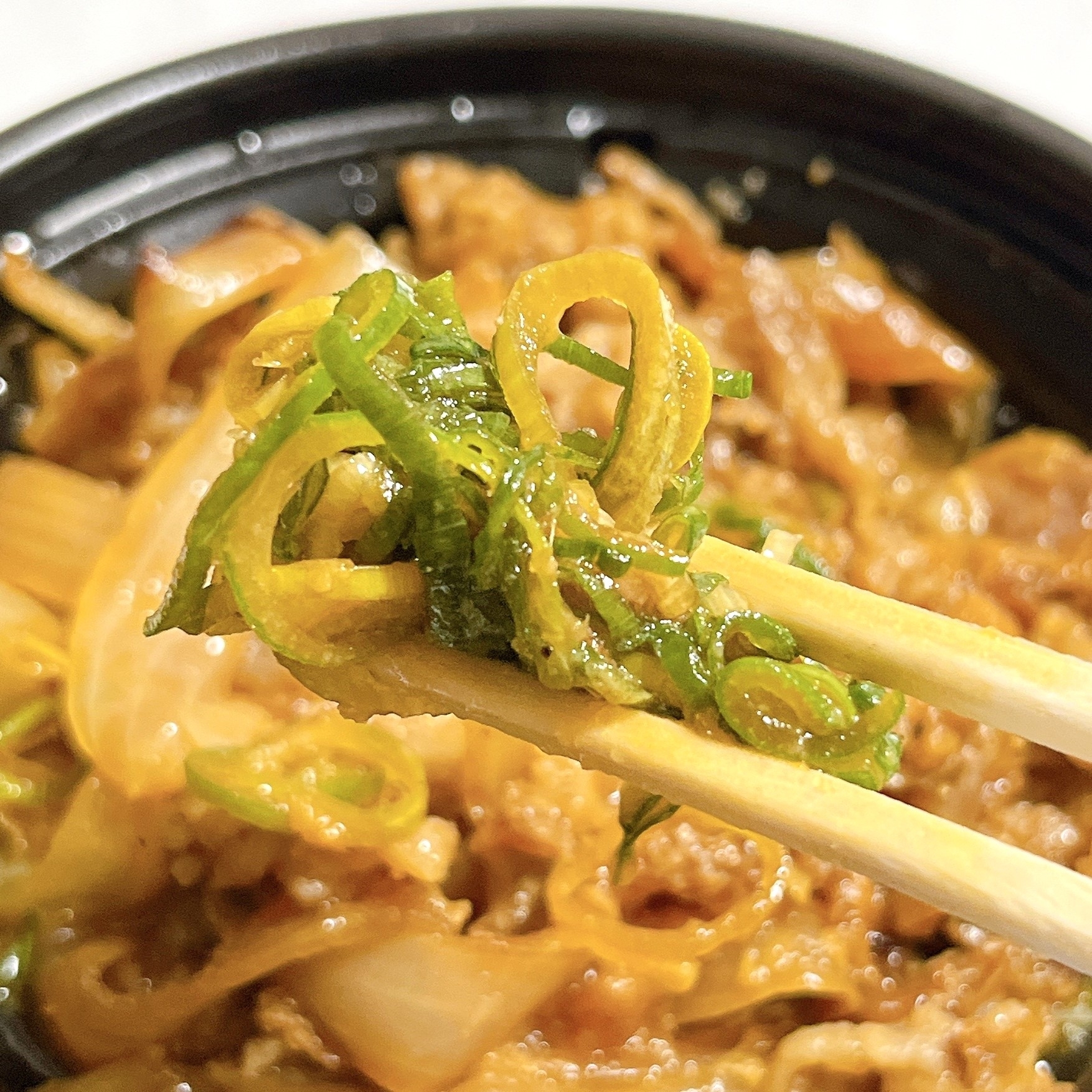 松屋のオススメのメニュー「ネギたっぷり牛肉のエスニック炒め定食」