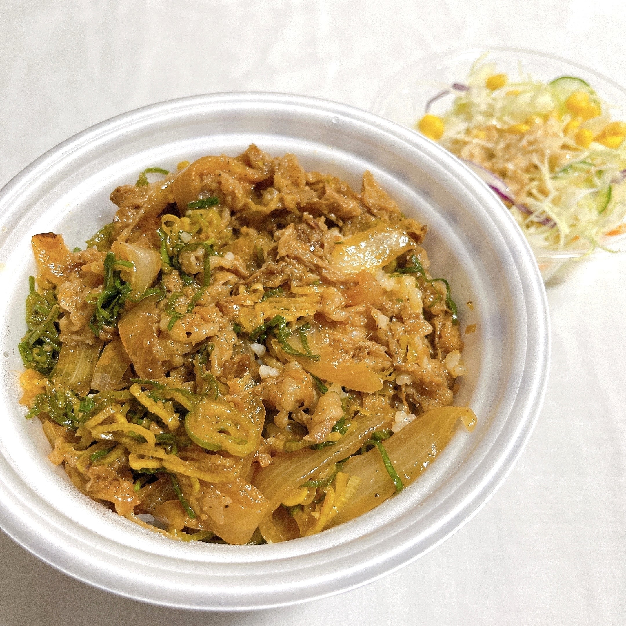 松屋のオススメのメニュー「ネギたっぷり牛肉のエスニック炒め定食」