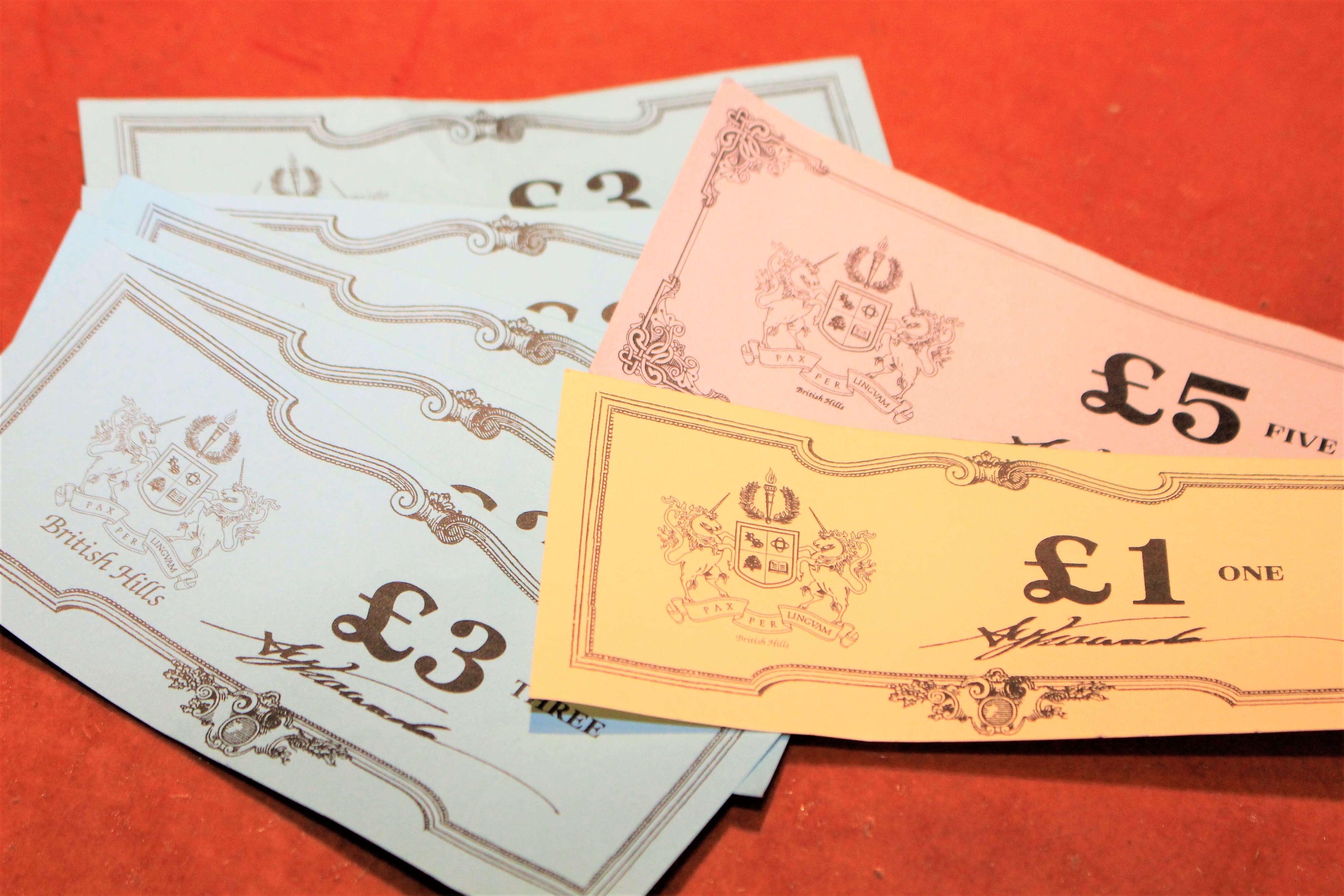 イギリスポンドのプレイマネーがテーブルに置かれています。