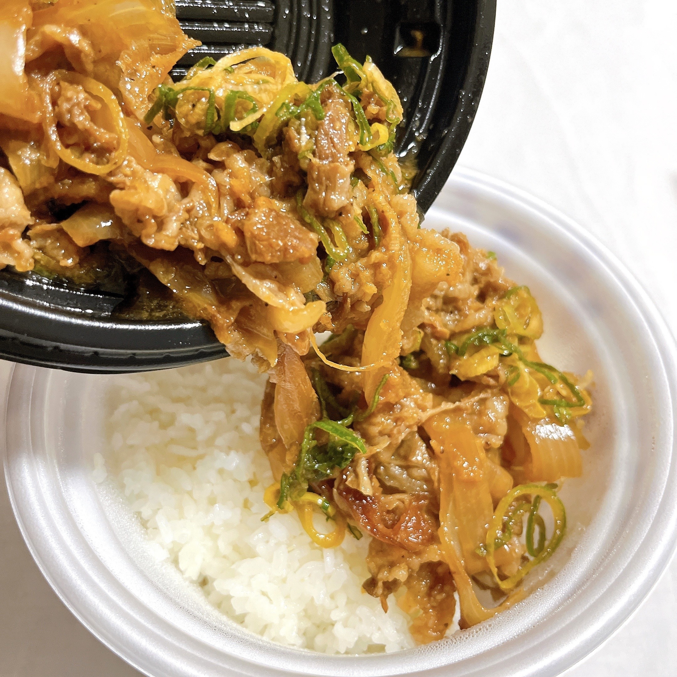 松屋のオススメのメニュー「ネギたっぷり牛肉のエスニック炒め定食」