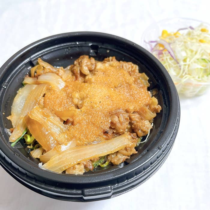 松屋のオススメのメニュー「ネギたっぷり牛肉のエスニック炒め定食」