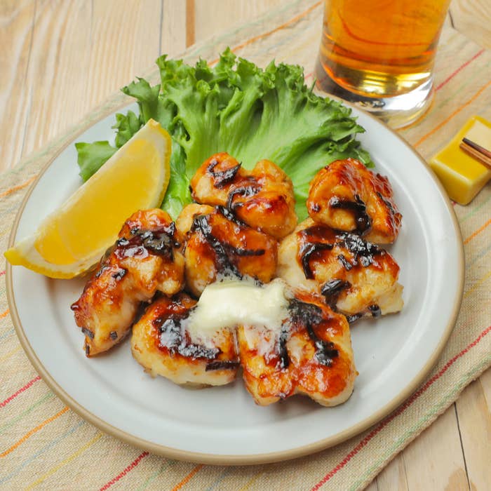 皿に盛られた鶏肉とレモンスライス。