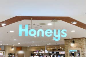 店舗の入口看板に「Honeys」と表示。店内には多様な衣類が見える。