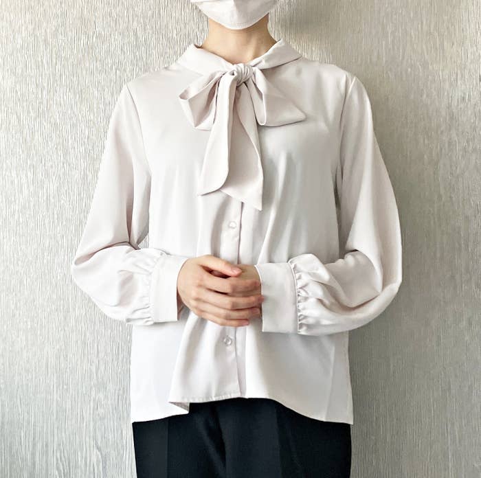 ハニーズのおすすめファッションアイテム「ボウタイブラウス」