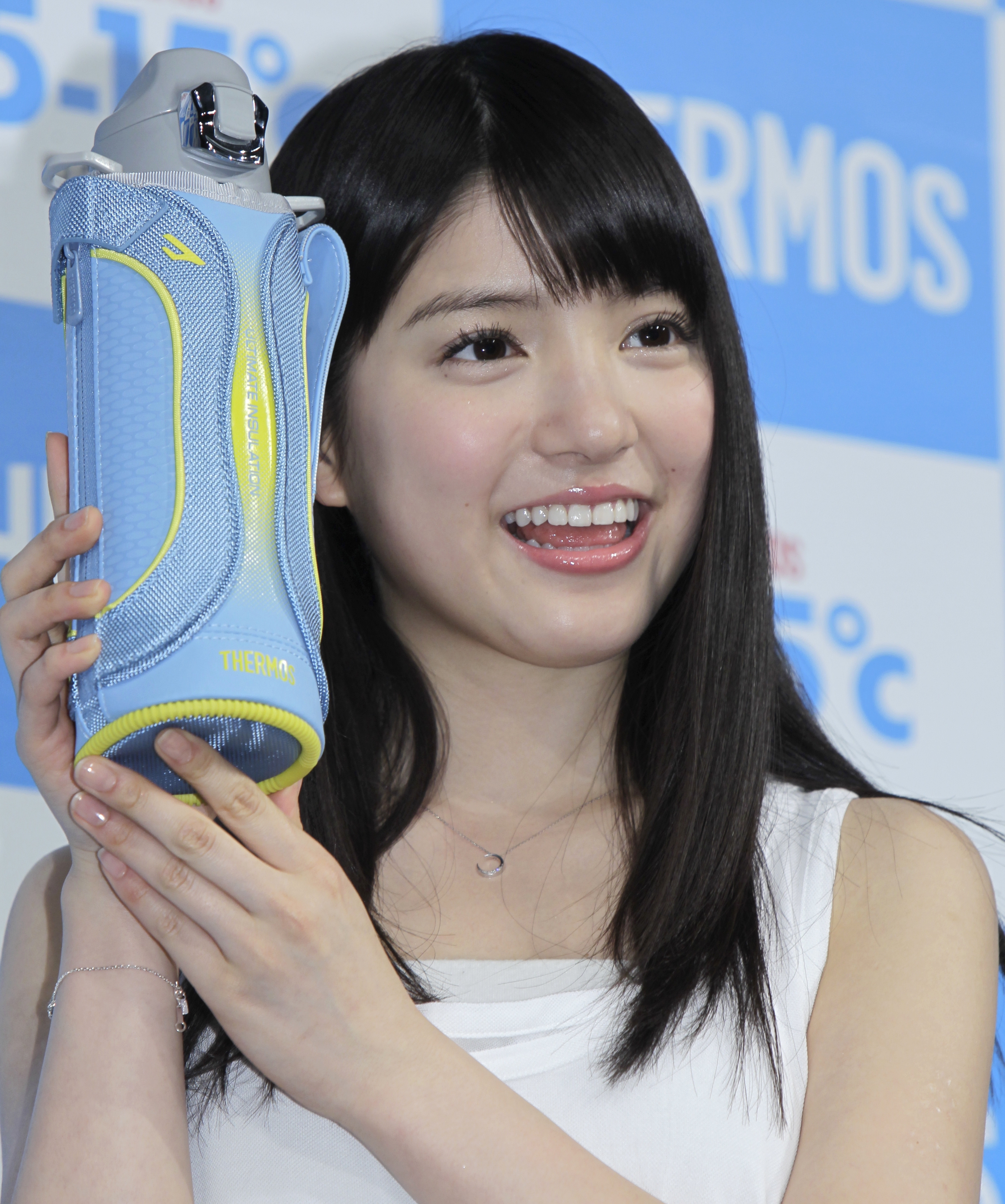 女性がサーモスの水筒を持って笑顔で宣伝している。