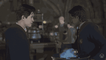Personajes de &quot;Harry Potter&quot; en uniforme de Hogwarts preparando una poción mágica en caldero