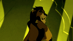 Scar de El Rey León con expresión pensativa, en la sombra con luz verdosa de fondo