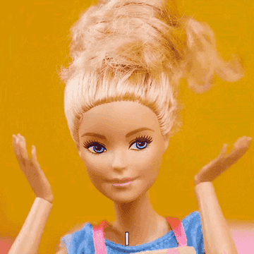 Muñeca Barbie animada sonriendo con las manos levantadas, posiblemente representando un personaje de libro