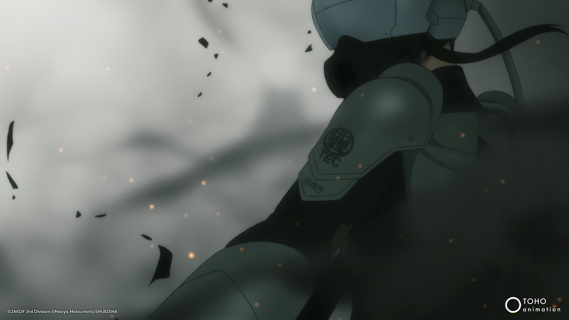 Primer plano de un personaje de anime mecanizado con emblema en el hombro, en escena de acción con escombros volando