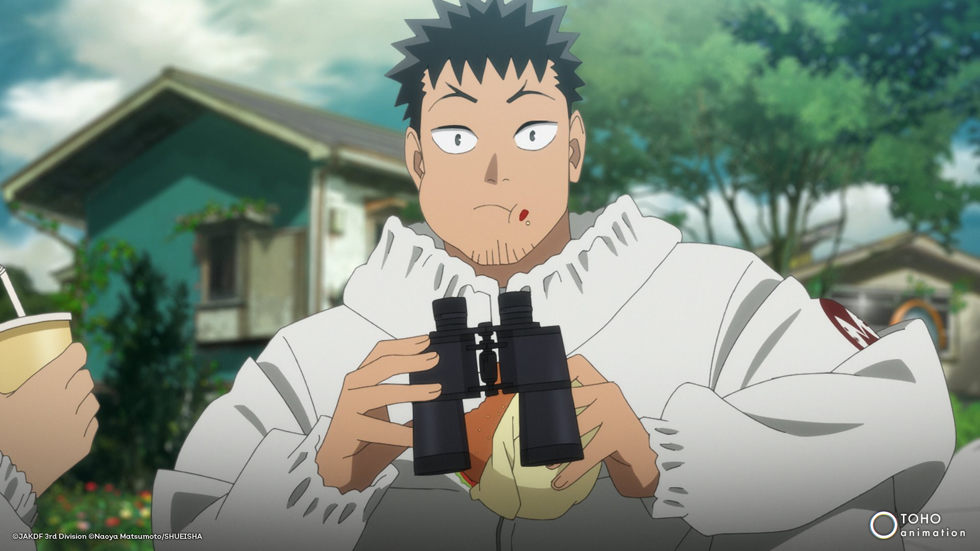 Personaje de anime, Yuji Itadori, sorprendido sosteniendo binoculares y paquete en escenario al aire libre