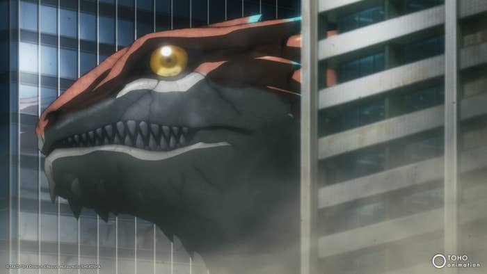 Imagen de Godzilla animado acechando entre rascacielos en una escena de película o serie animada