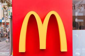 黄色い「M」のマークが特徴的なマクドナルドのロゴ
