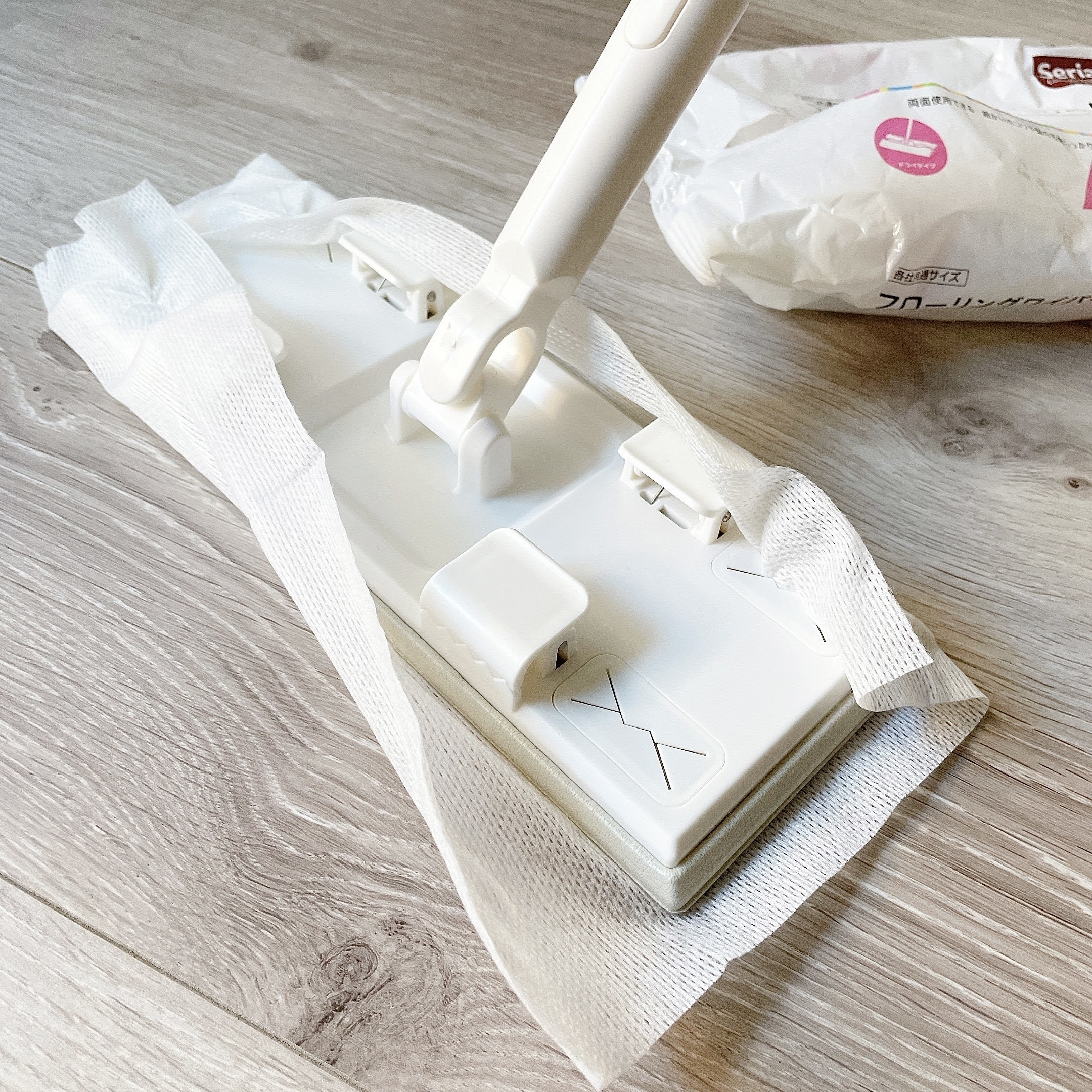 カインズのオススメ掃除グッズ「フローリングスプレーワイパー」