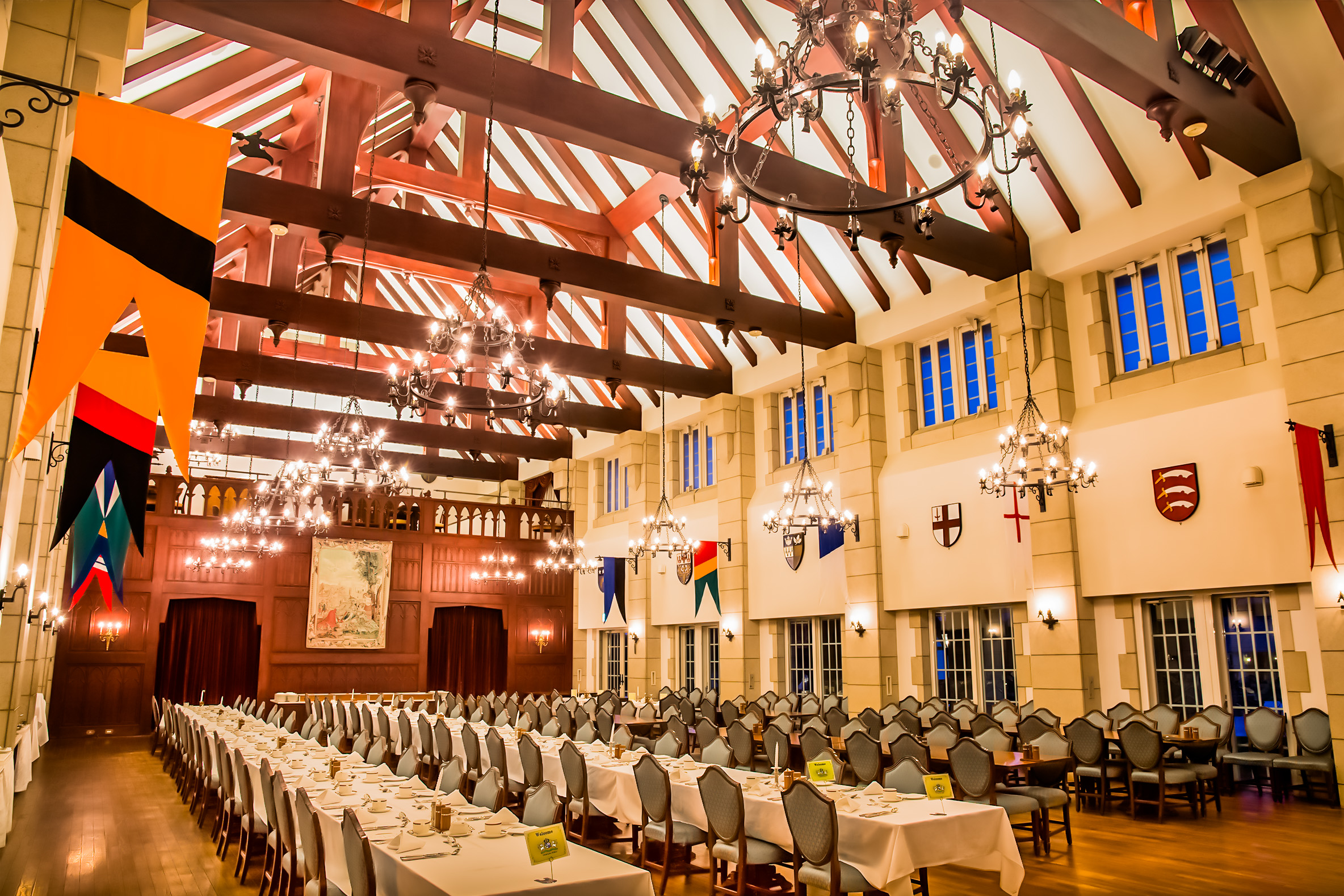 大きなシャンデリアが特徴の宴会ホール、国旗と紋章が飾られている。