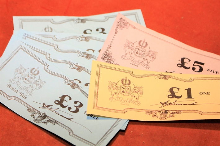 イギリスポンドのプレイマネーがテーブルに置かれています。