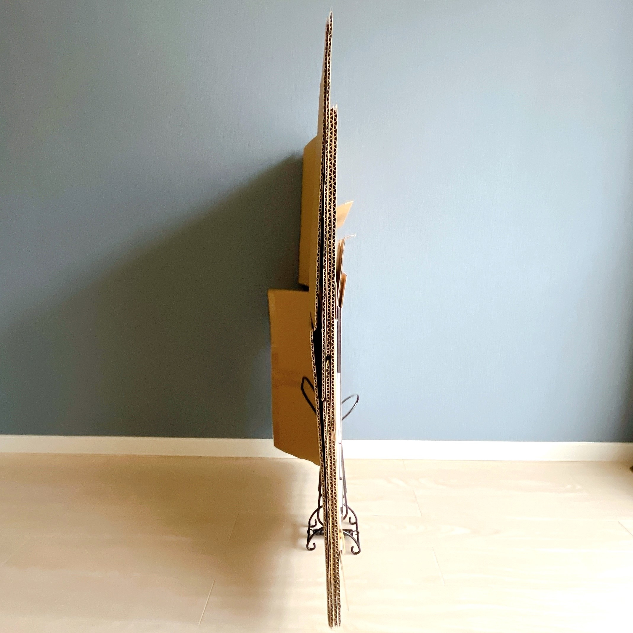 ニトリのオススメのグッズ「はさんで運べるダンボールストッカー(ブラック)」