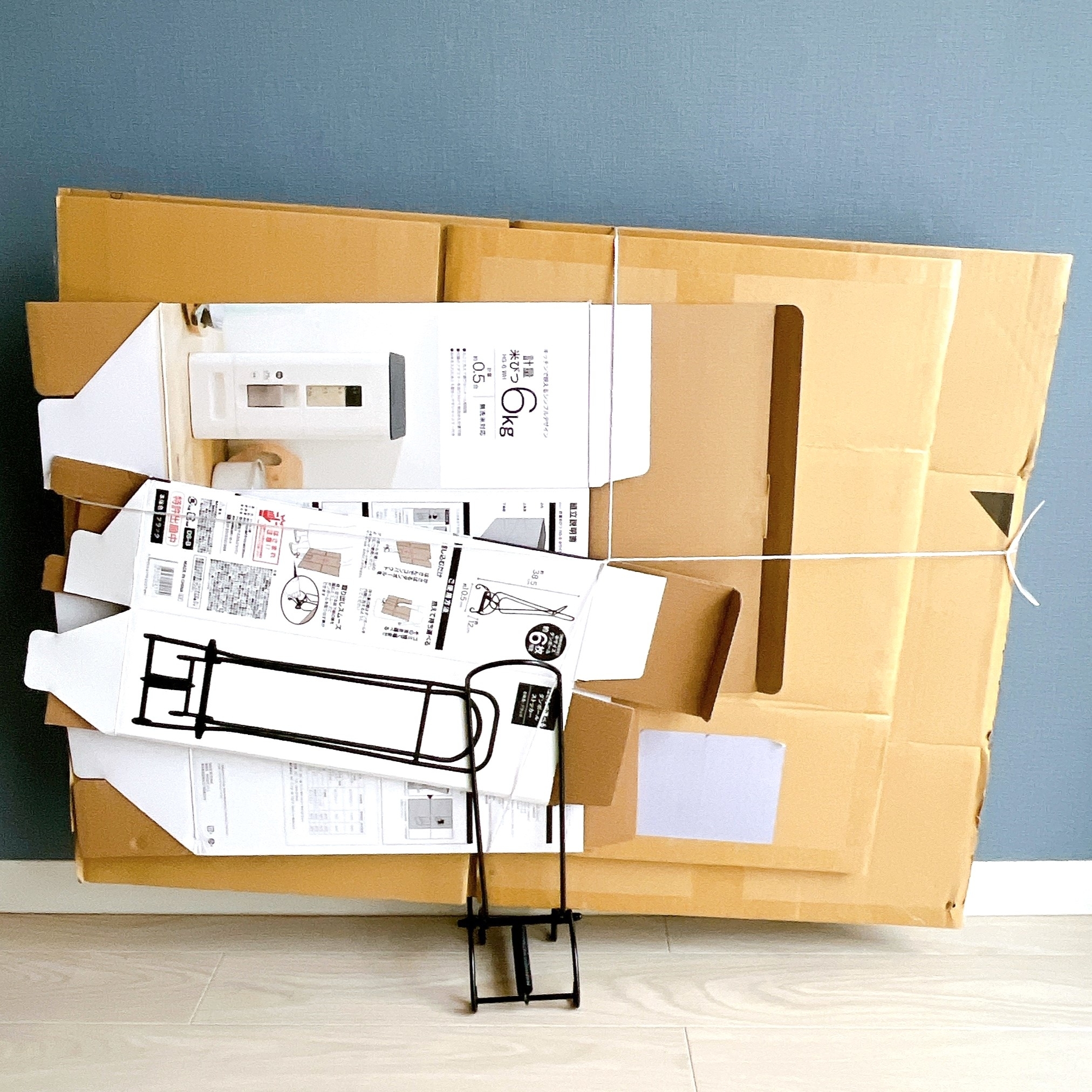 ニトリのオススメのグッズ「はさんで運べるダンボールストッカー(ブラック)」