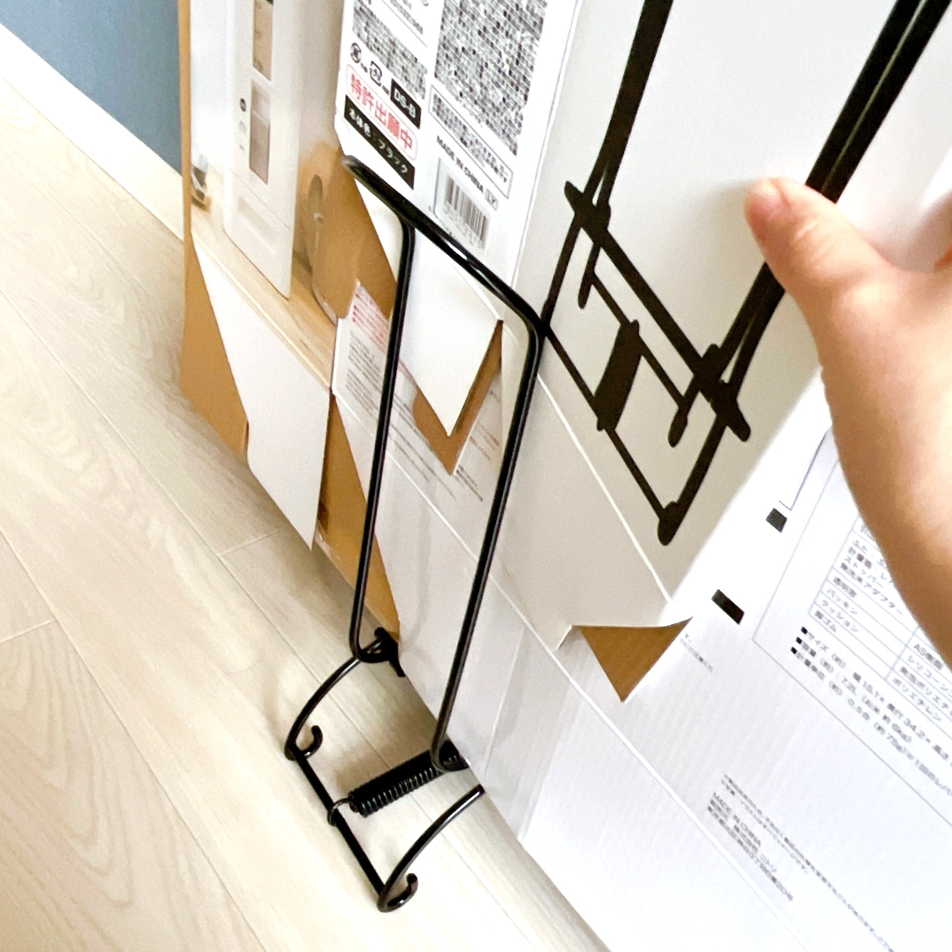 ニトリのオススメのグッズ「はさんで運べるダンボールストッカー(ブラック)」