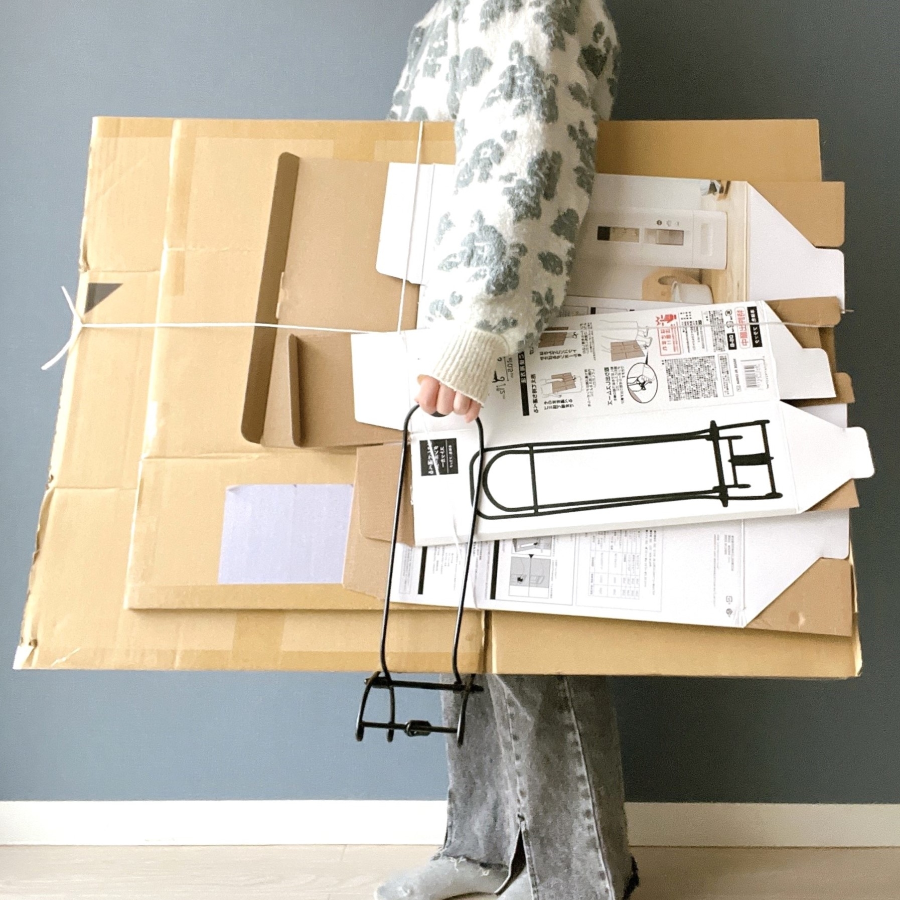 ニトリのオススメのグッズ「はさんで運べるダンボールストッカー(ブラック)」