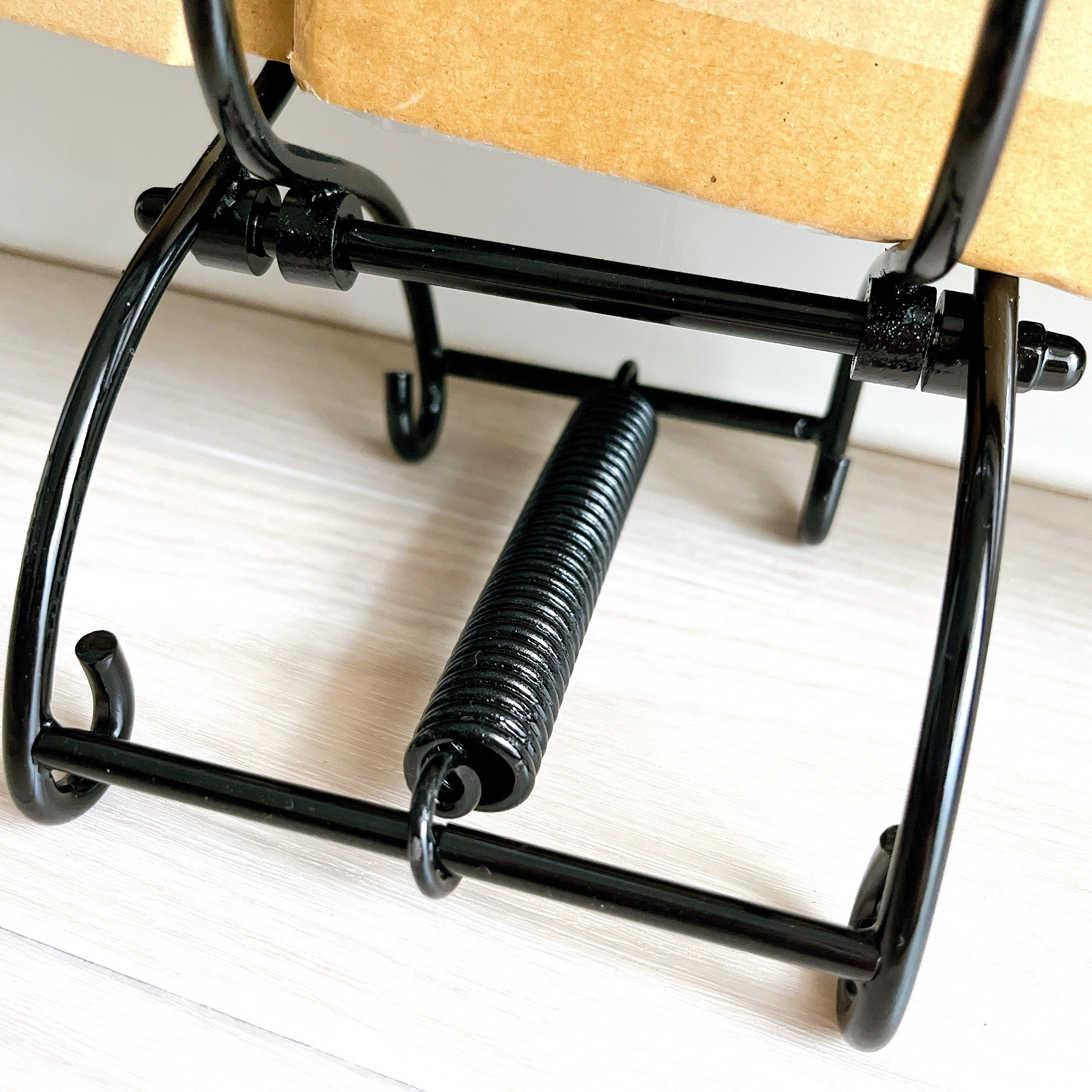 ニトリのオススメのグッズ「はさんで運べるダンボールストッカー(ブラック)」