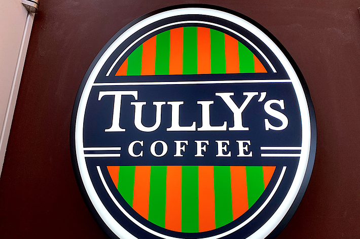 タリーズコーヒーのロゴが壁に掲げられている。