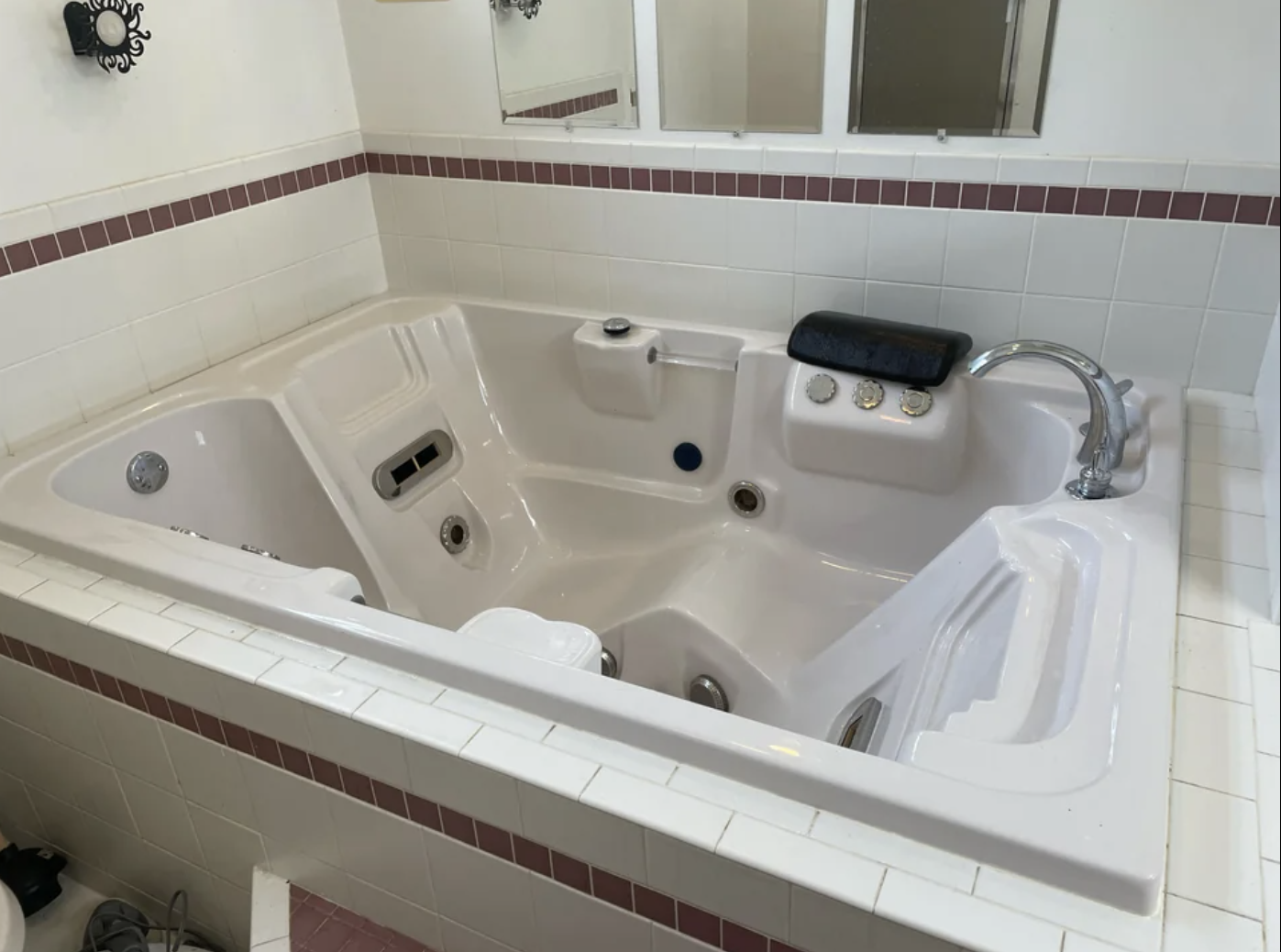 Person seeking advice on cleaning an oversized, dirty jacuzzi bathtub
