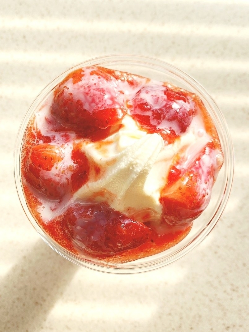 ミニストップのおすすめのスイーツ「とよのか練乳いちごパフェ」