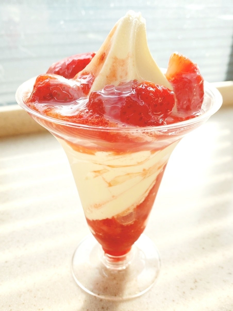 ミニストップのおすすめのスイーツ「とよのか練乳いちごパフェ」