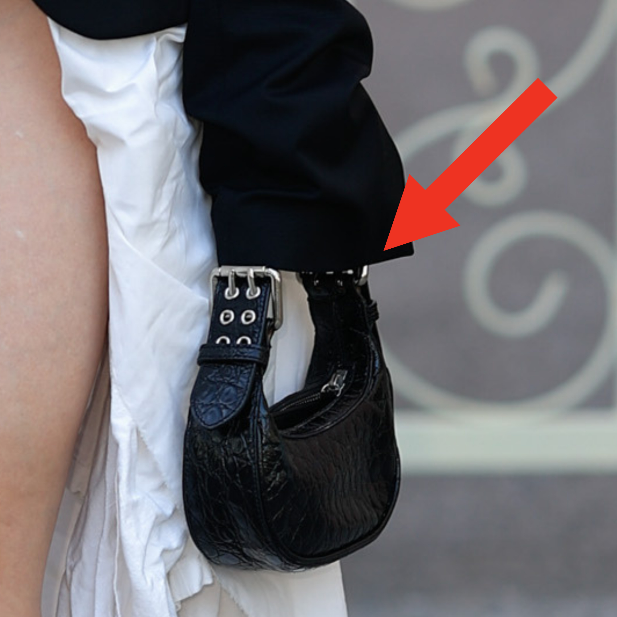 Closeup of Julia Fox&#x27;s purse