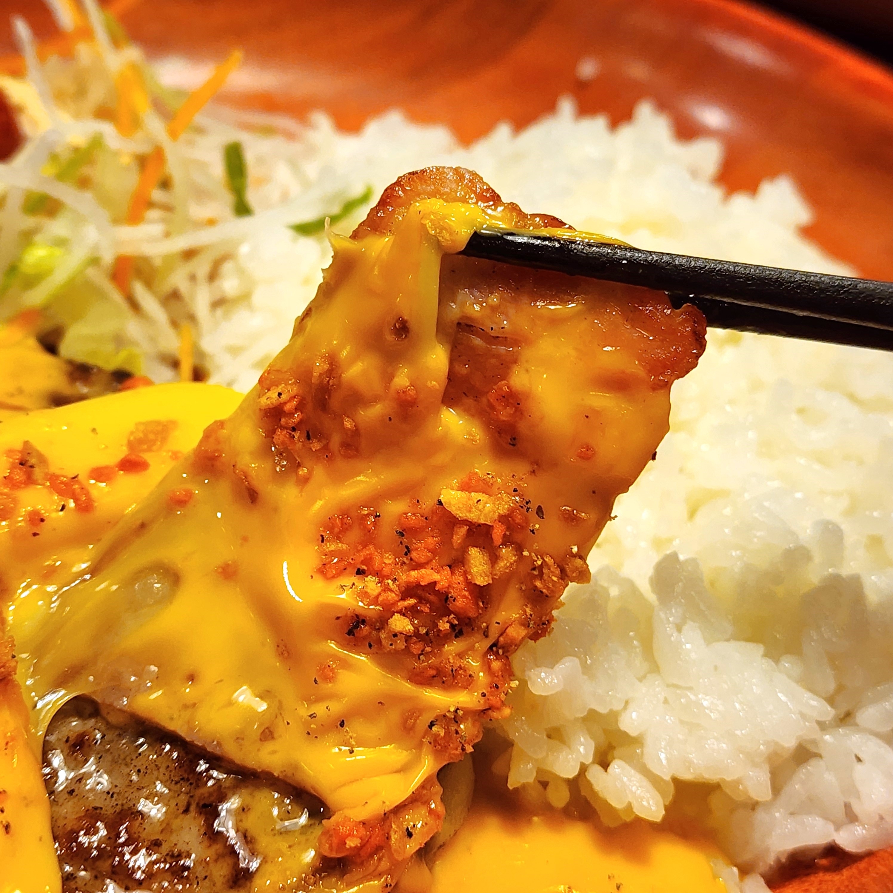 びっくりドンキーのおすすめフード「ガーリックベーコンメルティーチーズバーグ」