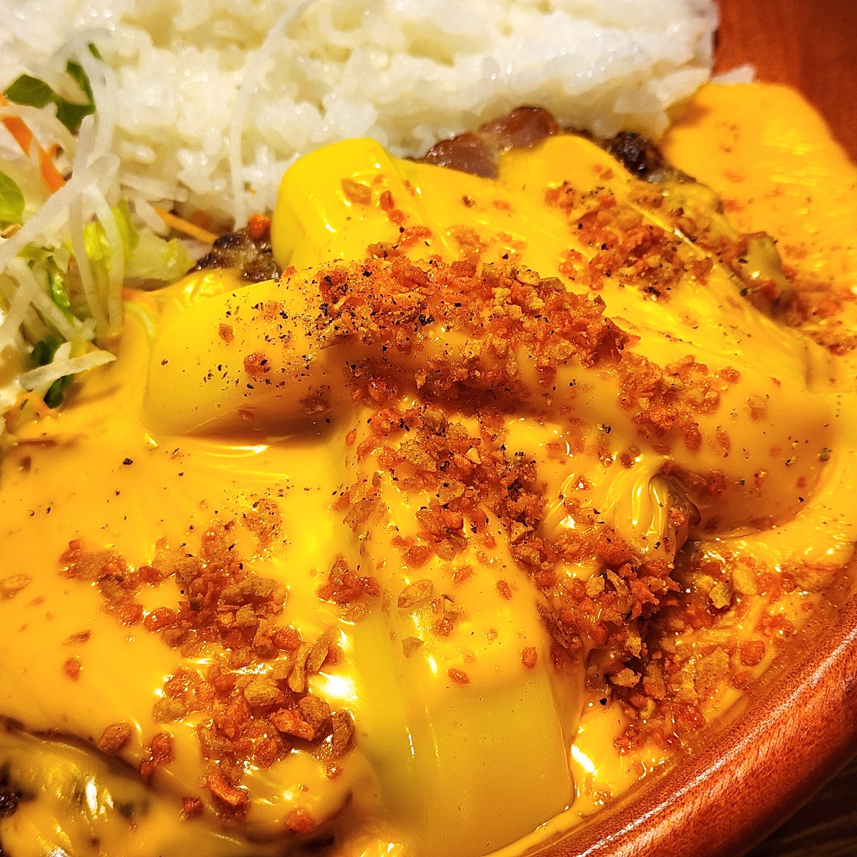 びっくりドンキーのおすすめフード「ガーリックベーコンメルティーチーズバーグ」