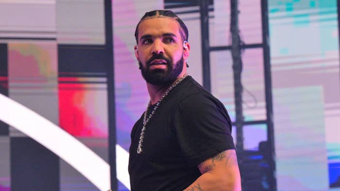Drakeon stage wearing black shirt with chain