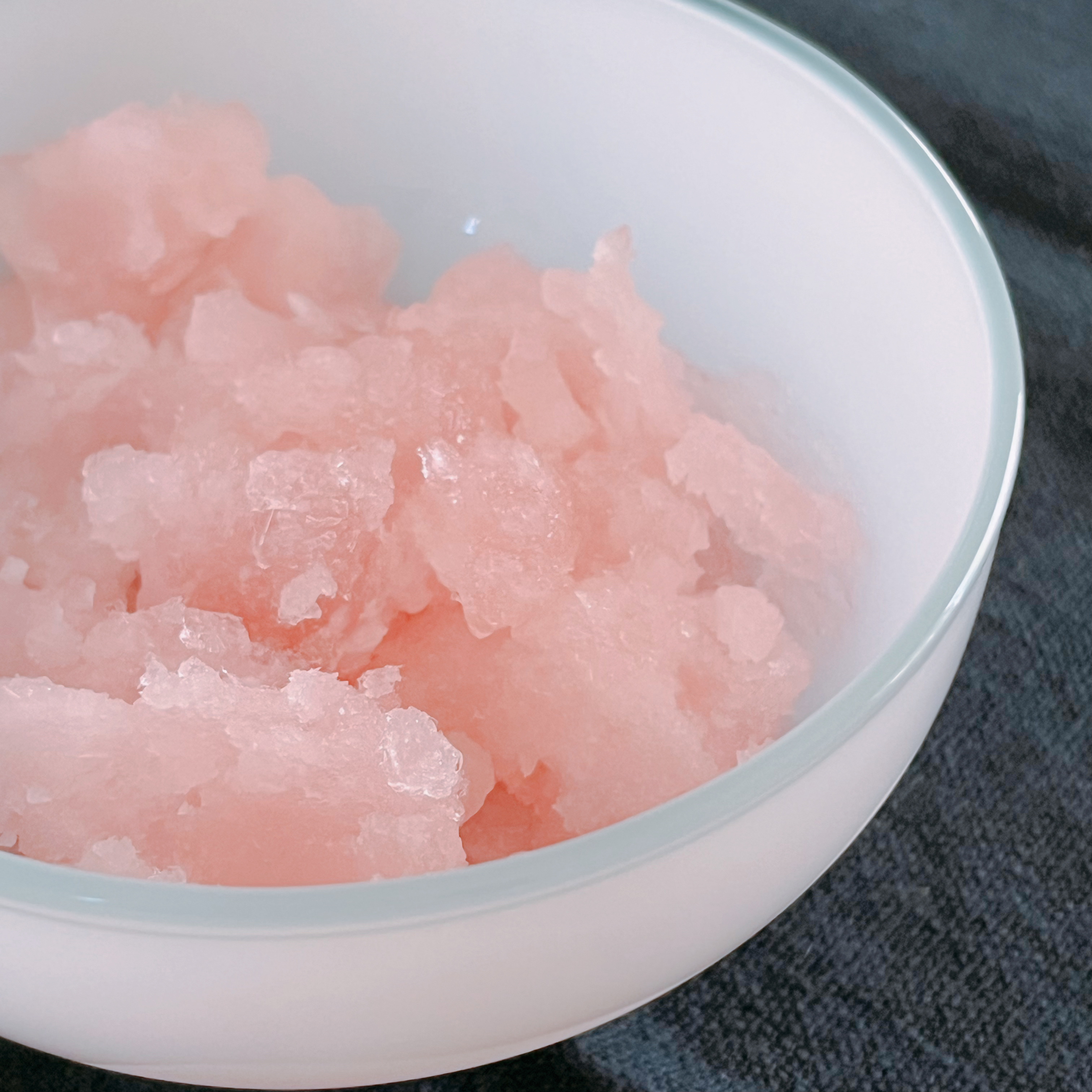 白いボウルに入ったピンク色のかき氷です。