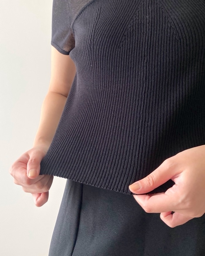 GU(ジーユー)のおすすめトップス「ビスチェコンビネーションセーター(半袖)+E」
