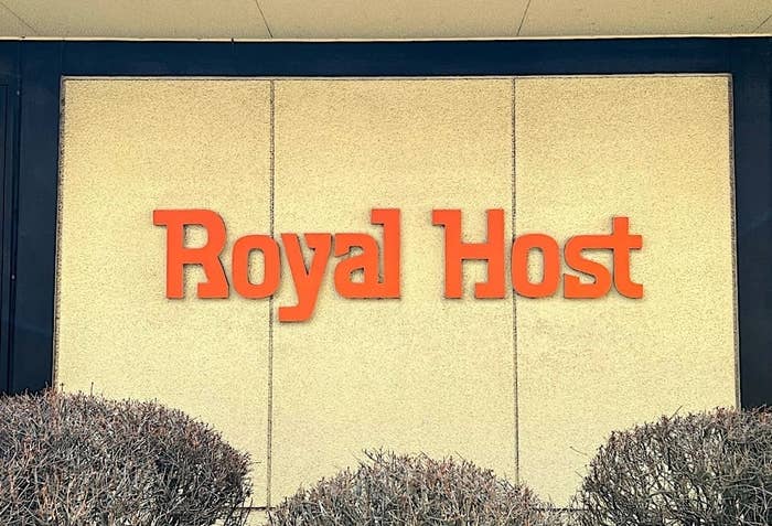 ロイヤルホストの看板が建物に掲げられています。