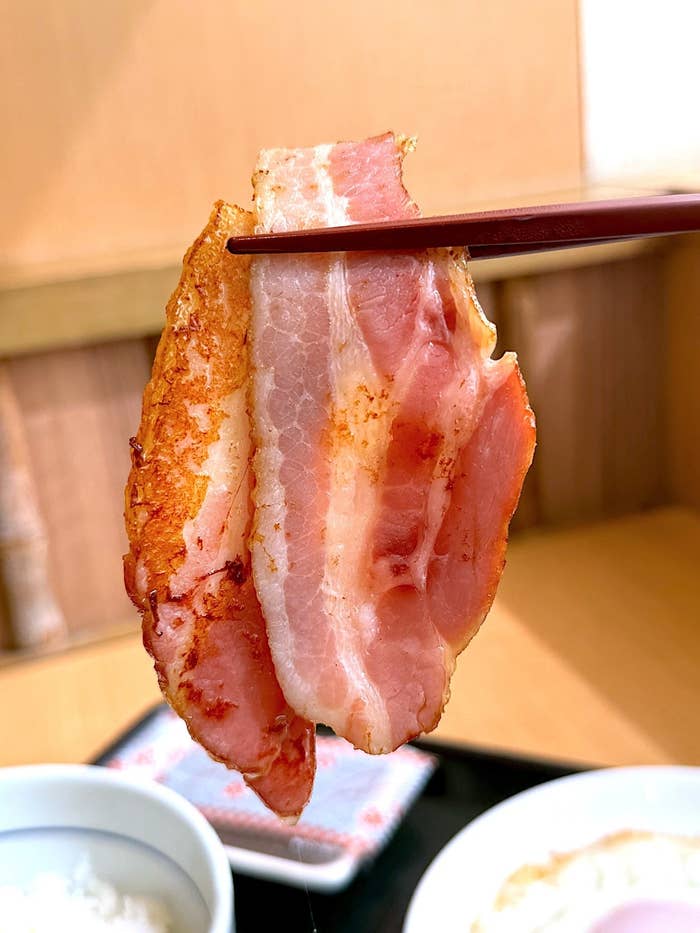 なか卯のおすすめモーニング「目玉焼きベーコン朝食」