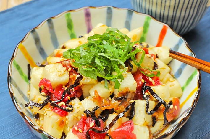 皿に盛られた豆腐と野菜の和風サラダ、上に刻んだ青じそ添え