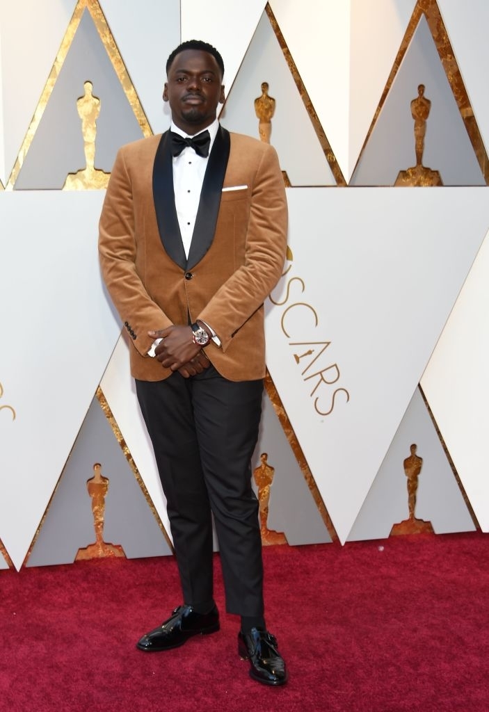 Daniel Kaluuya in a tuxedo with a contrasting velvet jacket on the Oscars red carpet