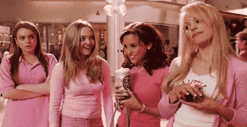 Cuatro personajes de &quot;Mean Girls&quot; vestidas con ropa rosa están juntas