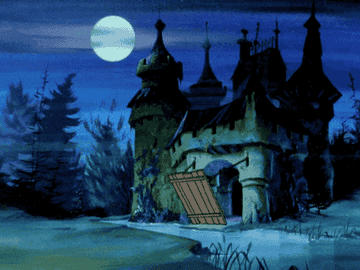 Escena animada nocturna con castillo embrujado, luna llena y árboles alrededor