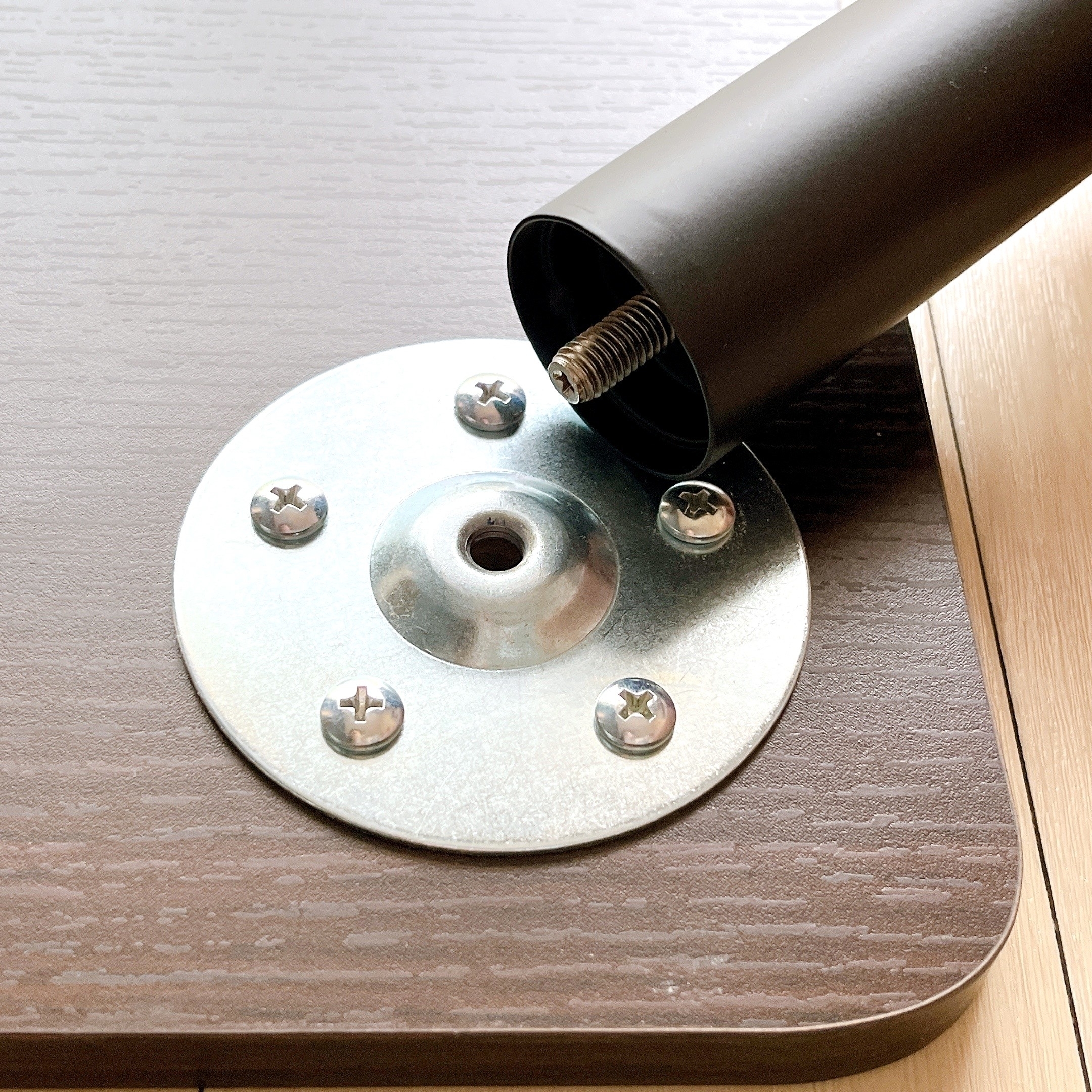 ニトリのおすすめのテーブル「簡単に脚を外せるローテーブル ハロー（ダークブラウン）」