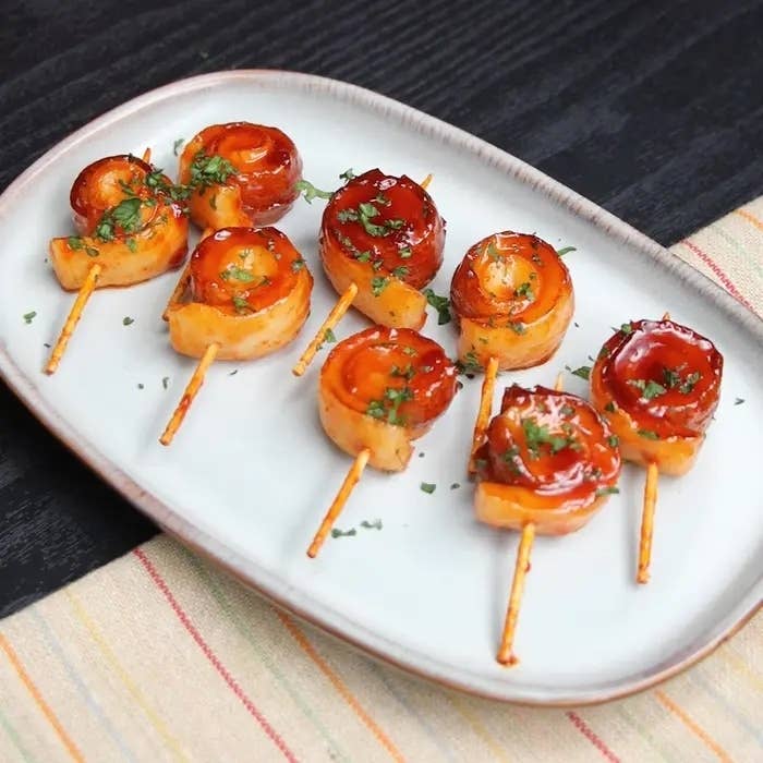 串に刺さったちくわの料理が盛り付けられた皿