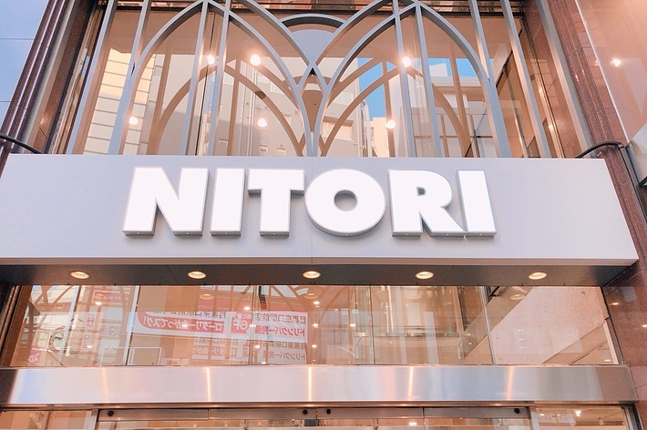 ニトリの店舗入り口上部に設置された看板