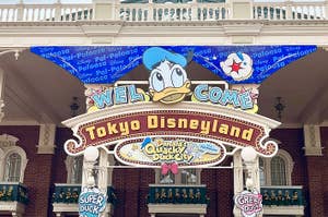 東京ディズニーランドのエントランスに「WELCOME」の文字とドナルドダックのイラストがある看板。