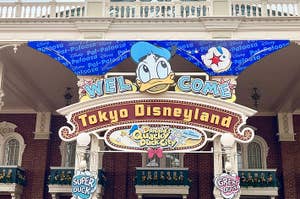 東京ディズニーランドの入り口にある歓迎看板。ディズニーキャラクターのドナルドダックが描かれている。
